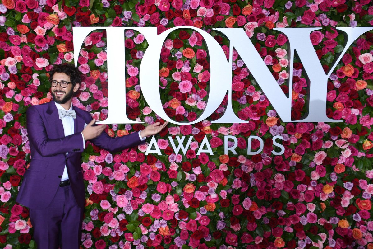 Where were we again? Host <a href="/joshgroban/">josh groban</a> helps out photographers at <a href="/TheTonyAwards/">The Tony Awards</a> 2018 

LMJ / SilverHub

#TheTonyAwards #TonyAwards2018