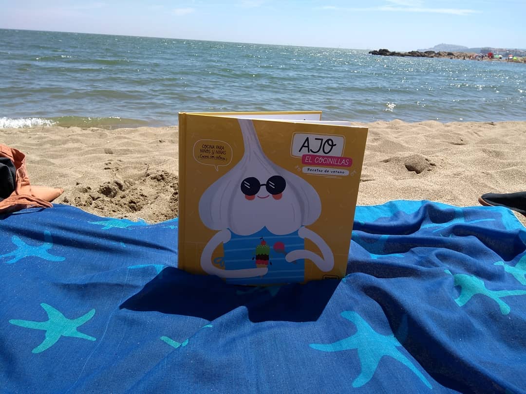 SomosLibrosEd's tweet photo. ¿Ganas de #verano? Vuelve #Ajoelcocinillas con sus recetas más veraniegas 🐚🍉🥗🍹🍦¡Muy pronto en librerías!

Recetas de #BárbaraPañeda 
Ilustraciones de @Julia_Solans 
Asesorado por @Cenasconfecha 

 #recetasdeverano #cocinaparaniños #cocinaconcabeza @cocinasindespilfarro https://t.co/Rr9k2kuv0v