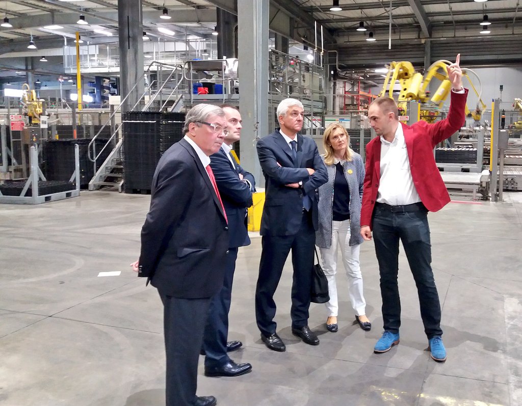 CGourneyLeconte's tweet photo. Avec #HerveMorin #RegionNormandie à la #LaNormandise #Vire pour présenter aux entreprises, aux partenaires et à la presse les nouvelles #formations #BTS en #alternance "Maintenance des systèmes de production" et "Métiers de la mode" sur le bassin Virois! #Normandie #DevEco https://t.co/oBAfRILWmn