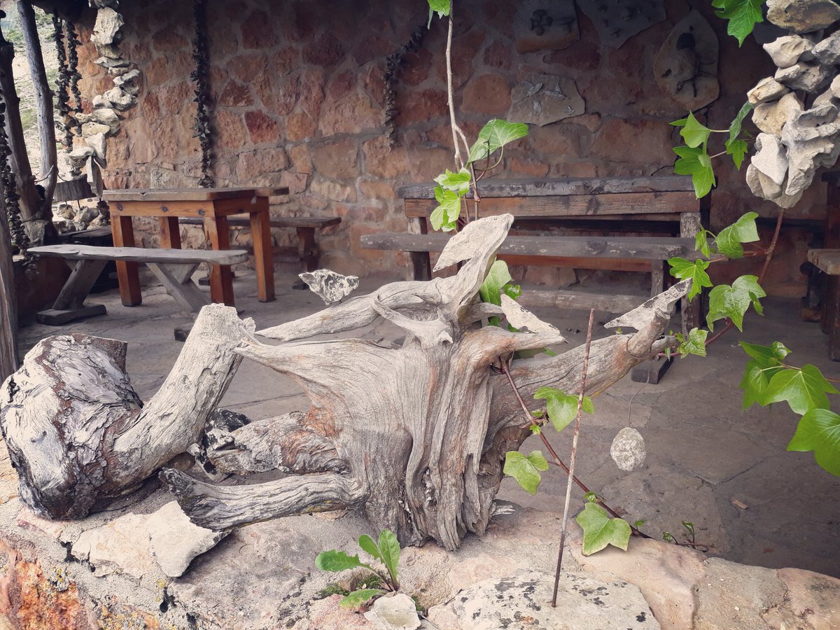 A menos de #10DíasParaElVerano, nuestra terracita tiene rincones tan bonitos como este...🌿☘🥀 
#buenachedelasierra #MesónLasPedrizas #restaurante #arte #artenatural #naturephotography #naturaleza_spain #cuencaespaña #CuencaSpain #terraza #rinconesbonitos #FelizLunes