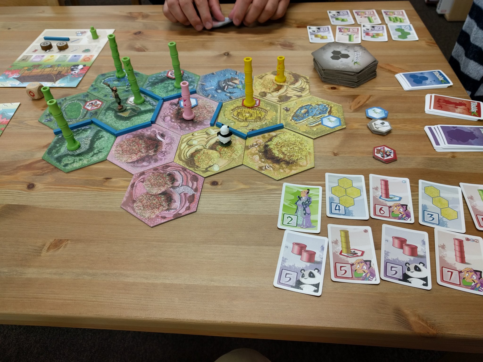 ボードゲームカフェ ベロニカペルシカ Pa Twitter 本日のボードゲーム紹介 Takenoko 日本と中国を合わせたような面白い世界観 六角形のタイルを配置し 庭師を使って筍を成長させ パンダはそれを食べる 規定の目標数を達成し得点の多寡を競う ゲームです