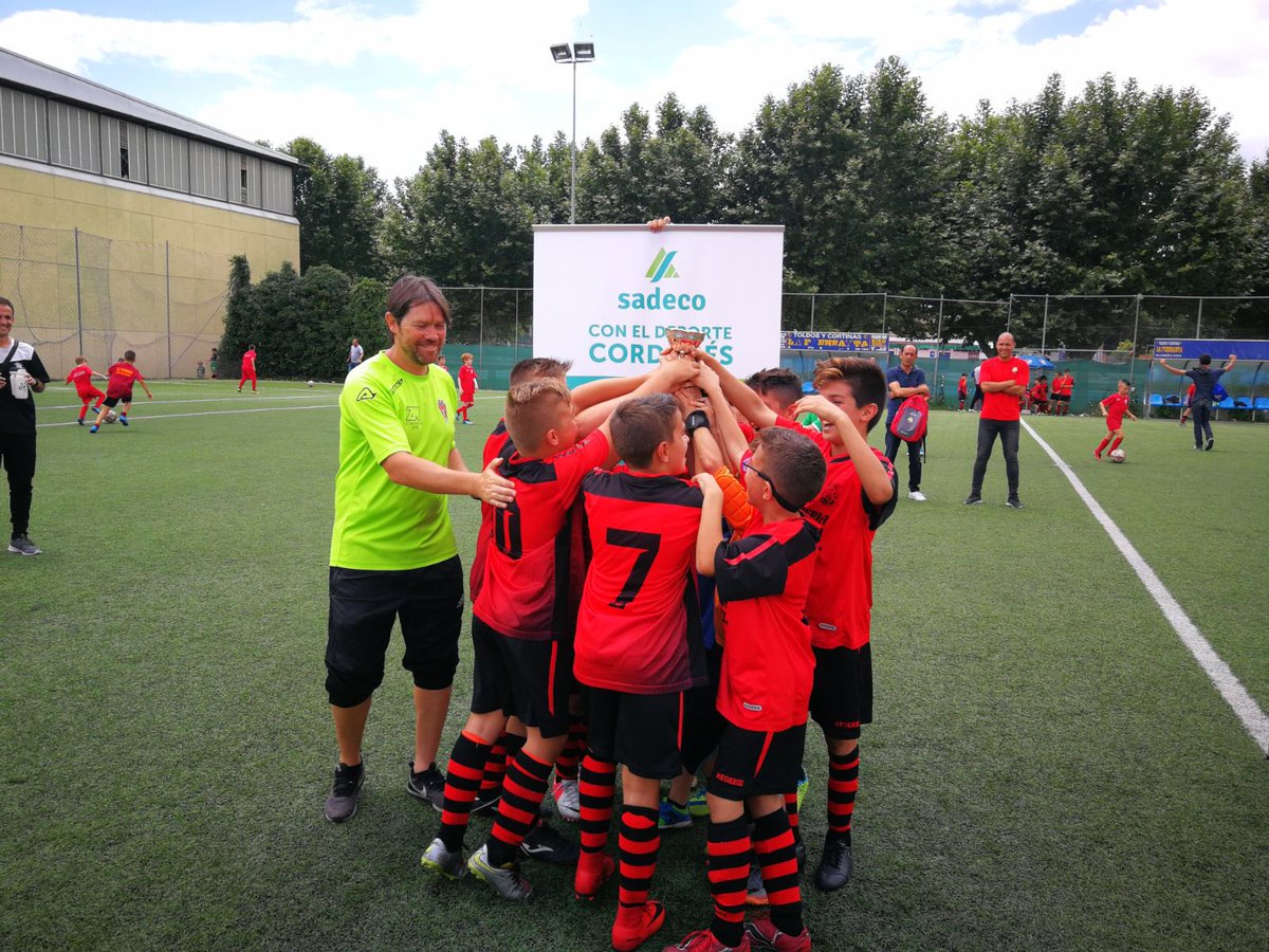 EscuelaRafaFdez's tweet photo. AFE (Prebenjamín federados), @CDJuaninyDiego (Benjamín) y @CDDomcor (Alevín), últimos equipos campeones de nuestro IV Torneo CF Fuensanta Rafa Fernández. ¡Enhorabuena! #fútbol https://t.co/UIx2Y6Cq3U