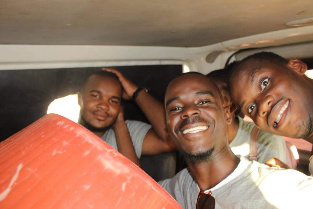 ApsSorrir's tweet photo. Nós estamos em em todos os locais de Luanda, ajudando as pessoas da melhor forma possivel. Uma vez APS, APS para sempre <3 https://t.co/Wzt3Xt1KsE