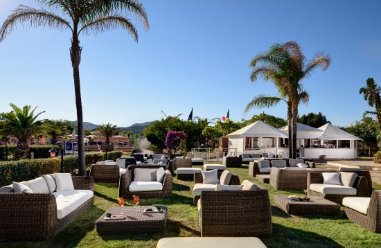 GVSTGroup's tweet image. Buongiorno a tutti, iniziamo la settimana così...
Siete curiosi di sapere perchè ci troviamo in questa splendida location?? ☀️
Rimanete connessi!! #sardegna #evento #hotelvillasimius #gvstgroup #resort