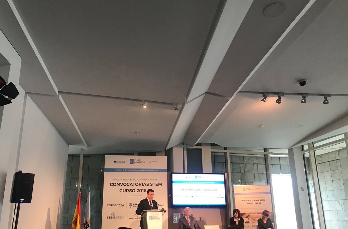 CAFIgalicia's tweet photo. Novas accions destacadas por @RomanLalin con inmersión en inglés no STEM, a creación de espazos maker dentro dos centros educativos e novo bacharelato de excelencia STEMbach #STEMlab #STEMgal #edudixital @Xunta https://t.co/9d3Cn0NtWQ
