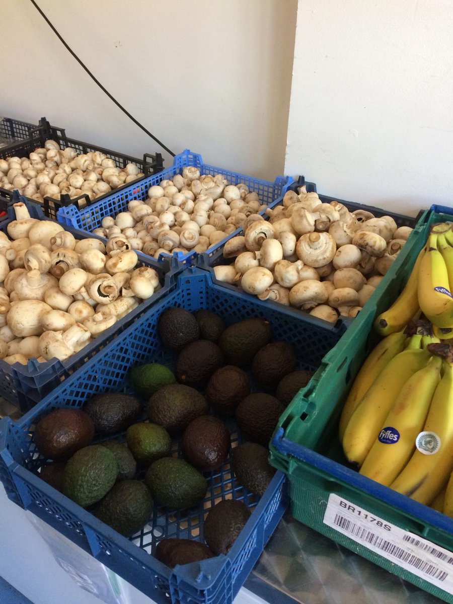 realjunkfoodBri's tweet photo. Our food waste hub is open now! We have loadsof crisps, apples, oranges, biscuits, flowers, lots if mushrooms and other bits and bobs. Always pay as you feel in our bucket 😀#brighton #feedbelliesnotbins https://t.co/5ZArlPOfjS