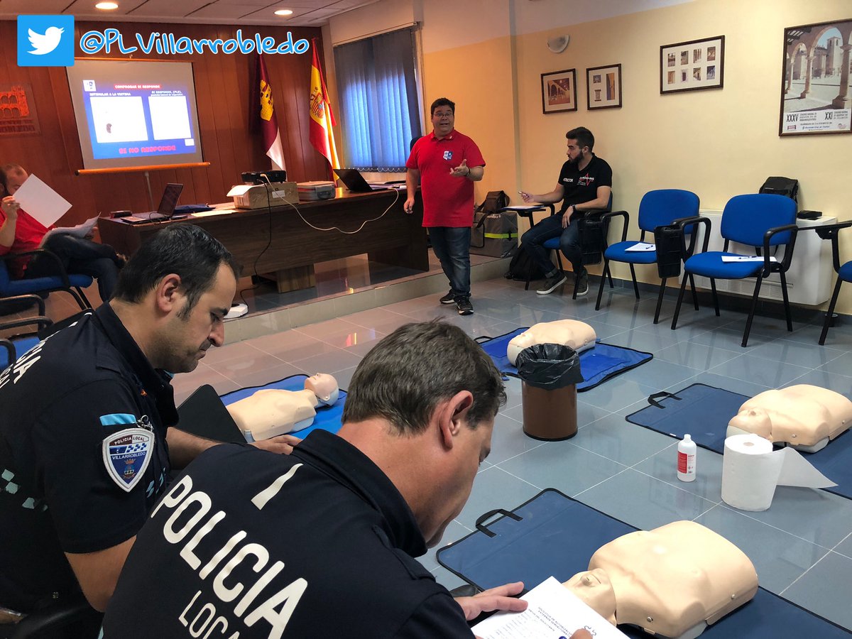 PLVillarrobledo's tweet photo. #InfoPLVdo #SiempreFormacion Efectivos @PLVillarrobledo reciben formación de @ATESCAMCLM en materia de Reanimación Cardio Respiratoria ante la adquisición de un DESA (Desfibrilador Semiautomático) exclusivo para este Cuerpo #TuSeguridadNuestroPrimerObjetivo https://t.co/TsXyYbScqj