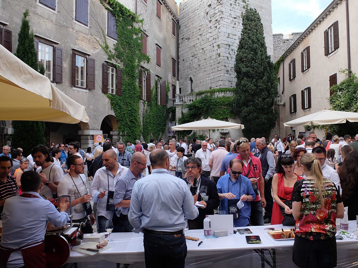 DiscoverTrieste's tweet photo. Degustazioni di vino e prodotti del Carso a picco sul mare! Quando? Venerdì 15 e sabato 16 al Castello di Duino con Mare e Vitovska! https://t.co/suuMGXvOJh

#DiscoverTrieste #FVGlive https://t.co/hyjx5K9jv2