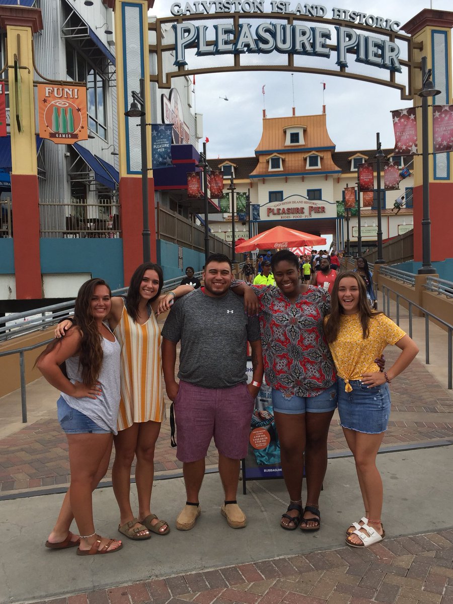 juliiasmithh's tweet photo. we got T to take not one, but TWO pictures w us this weekend #goingupinlife https://t.co/jEvOBxkFBe