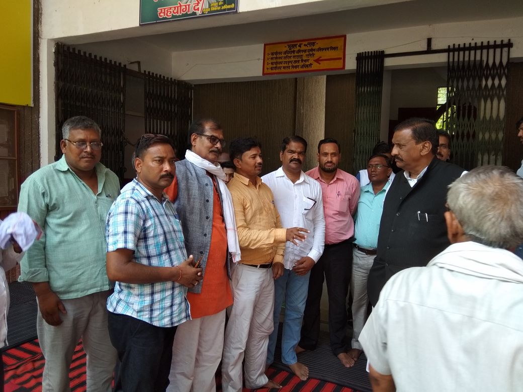 Anil21era's tweet photo. @CMOfficeUP @myogiadityanath @ChiefSecyUP @bjpdrmahendra @drdineshbjp @kpmaurya1 @timesofindia @the_hindu @ravishndtv @ndtv 

Get up, stand up, stand up for our rights.... 
Get up, stand up, Don't give up the fight... 
#ग्रामविकासठप https://t.co/0vU134ZOfK