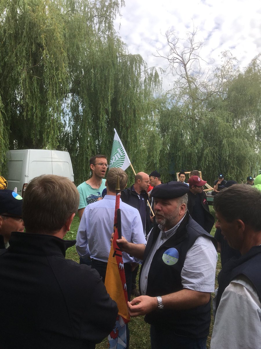 FDSEA57's tweet photo. Très bonne mobilisation Nous décidons de bloquer aussi le site de Reichstadt le Gouvernement doit revenir dialoguer https://t.co/4V5aNTkSVo