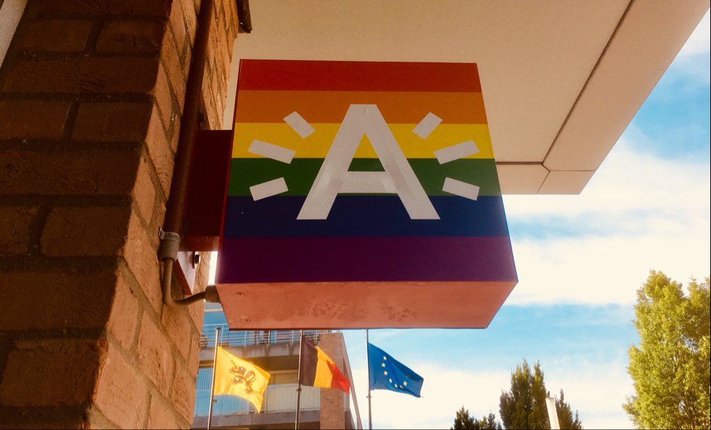 In onze stad mag iedereen zelf kiezen wie hij het liefste ziet. Daarom plaatsten we vannacht op verschillende Antwerpse gebouwen een stralende regenboog-A. Ook aan ons districtshuis in Berchem! #antwerpenstraalt #antwerpen #berchem #welove2600 #berchemisdemoeite
