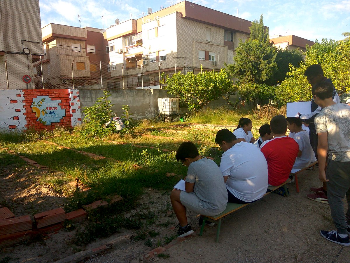 D_MaestroTorres's tweet photo. Comenzamos la semana #dibujando al #natural en nuestro #huertoescolar. #PlasticaVisual #ESTASENMI https://t.co/u8PLhRh7lF