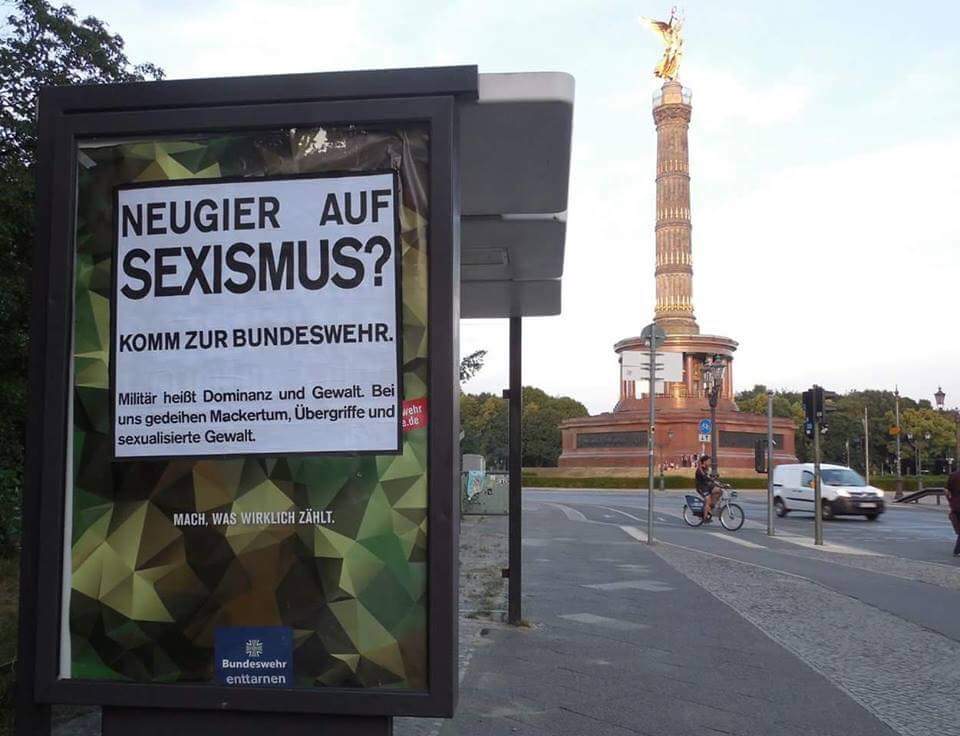 Eltville_SMay's tweet photo. Hallo @petertauber, ich hoffe der #Bundestag bzw #BMVg bezieht dazu Stellung.
Dieses Plakate sind in Berlin zum Tag der #Bundeswehr aufgetaucht.
Als Reservist finde ich das große Schweinerei 😤😤😤😤😤 https://t.co/xEe4ntZynu