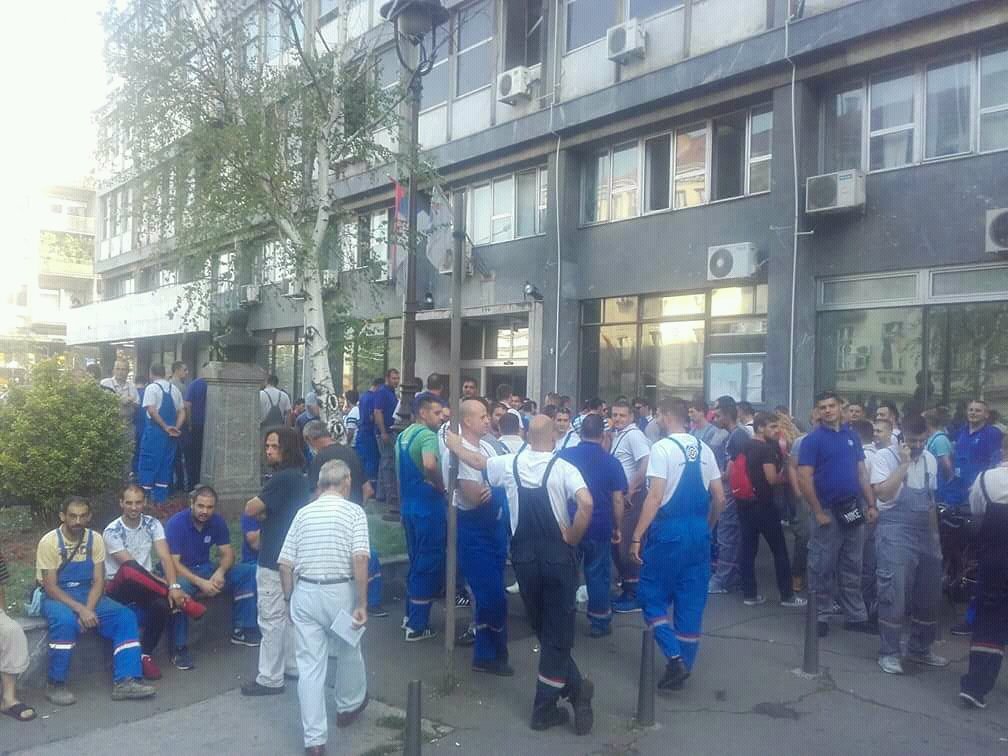 Radnik_rs's tweet photo. Protest radnika Elektrodistribucije koji rade na privremenim i povremenim poslovima i preko agencija zbog smanjenja zarada. #edb #eps https://t.co/FXVckH0EVK