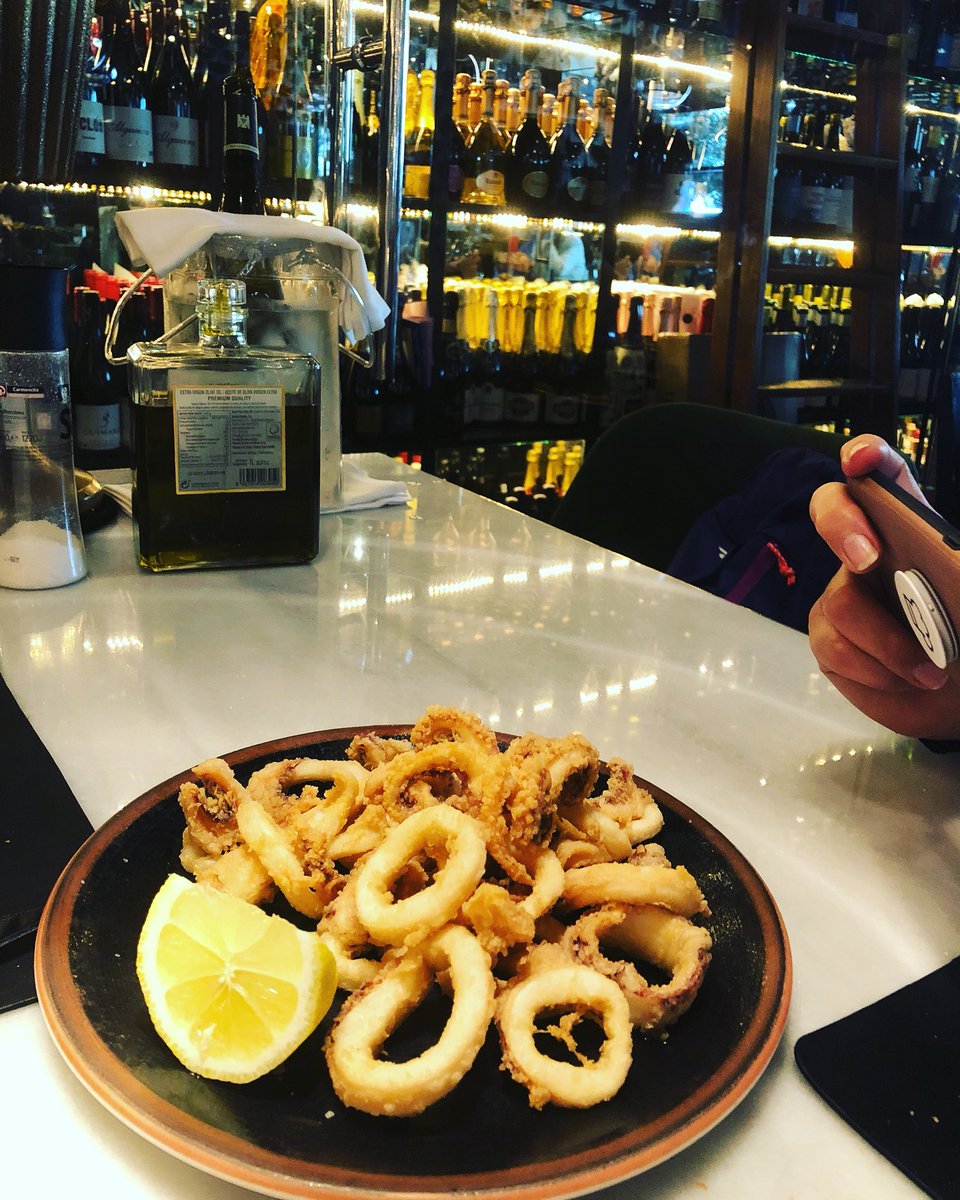 elportaltaberna's tweet photo. #Lunes en El Portal #Champagne y #Calamares
El Portal #monday #summer taste #calamary & Champagne https://t.co/MFSW61f5NS