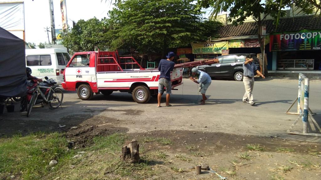 KabarCepu's tweet photo. @info_Blora @perhubunganjtg @kominfo_jtg @provjateng @DinkominfoBlora @polresblora @Djoko_Arief @AriefRohman838 @PKKBlora @TMC_PolresBlora @HumasBlora @humasjateng @Kodim0721 @info_kradenan @iniRandublatung @catoer_ndp @SatpolPPBlora @GpAnsorBlora pemasangan tenda posko PMI BLORA di kec cepu https://t.co/Y2WWW136A4