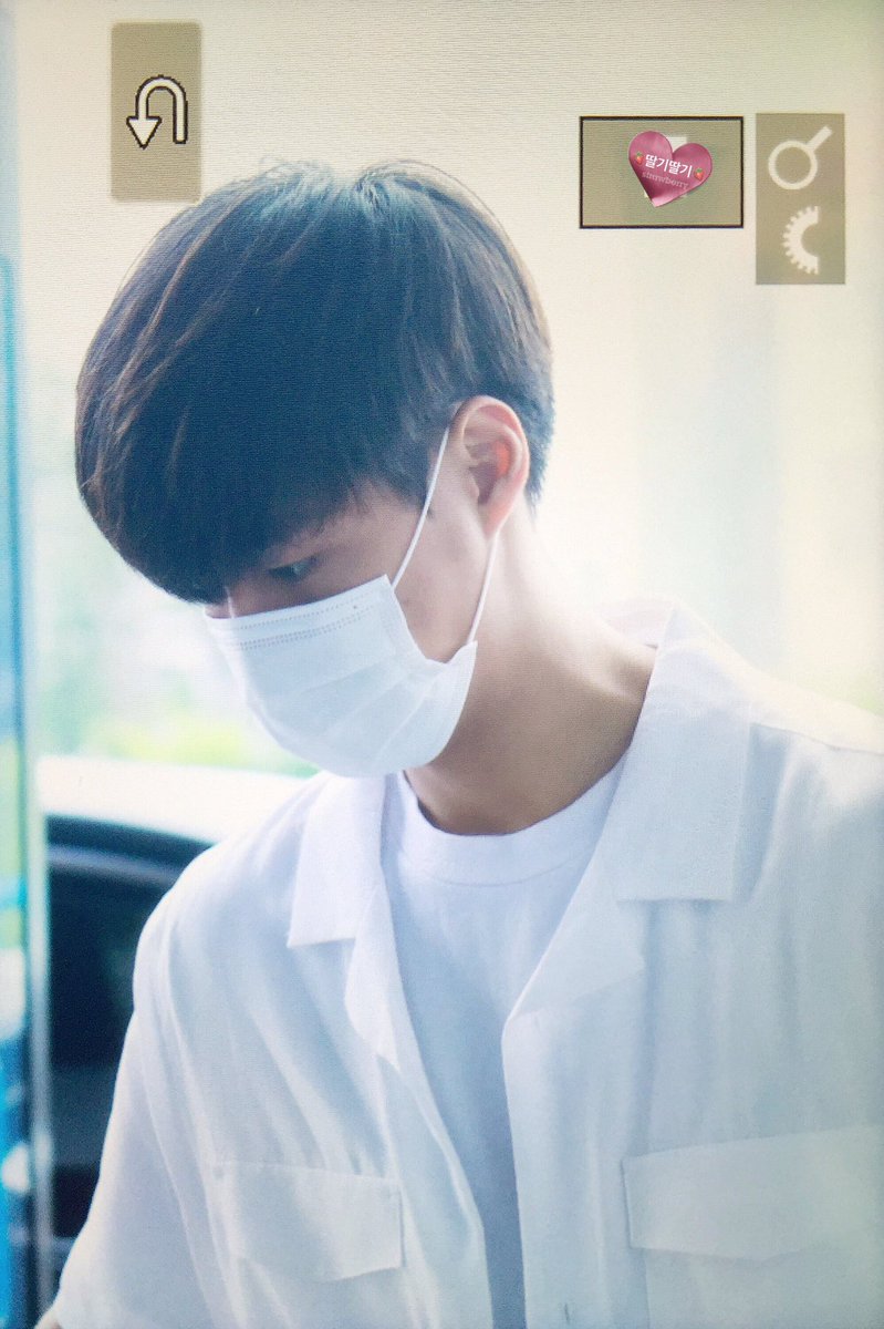 x2_strawberry's tweet photo. 💕

#로미오 #ROMEO #현경 #HYUNKYUNG 
#현종 #김현종 
@teamct_romeo 

180611 김포출국 https://t.co/HwMnzNZhSe