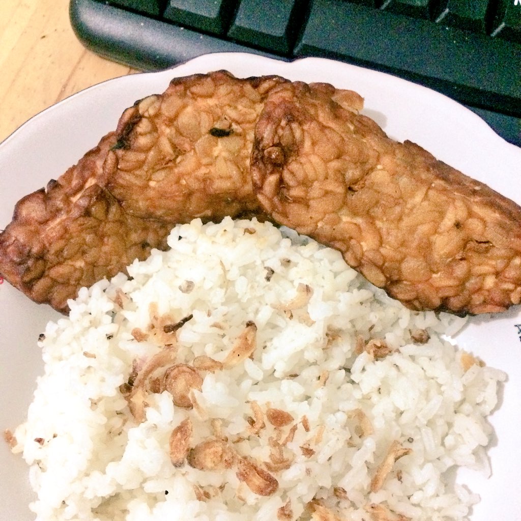 budisangbasiyo's tweet image. Kamu ndak usah repot2 masakin aneh2, aku mah makan dg lauk gini aja udah cukup dek..

..selama gak kamu habisin duluan

#TipsMudik
#Mudik2018