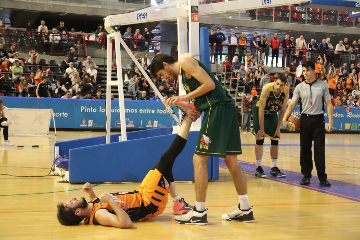 FBMadrid's tweet photo. Se están jugando un ascenso y están en la prórroga, pero cuando un jugador de @Pintobasket se lesiona el primero que acude en su ayuda es un rival de @ubvillalba #ValoresPorEncimaDeTodo 👏👏 https://t.co/TNxKeEFoqI