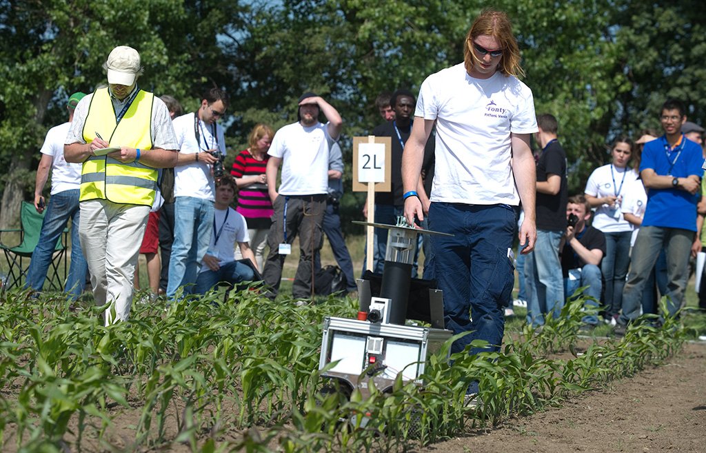 feldtage's tweet image. The #FieldRobotEvent at #DLGFeldtage include #robots judged on field skills: Navigation; Selective sensing; #Soil-engaged #weeding. Optional Freestyle challenge allows teams to showcase a particular aspect of their robot’s abilities goo.gl/WYpVpL #Crops #fieldrobot