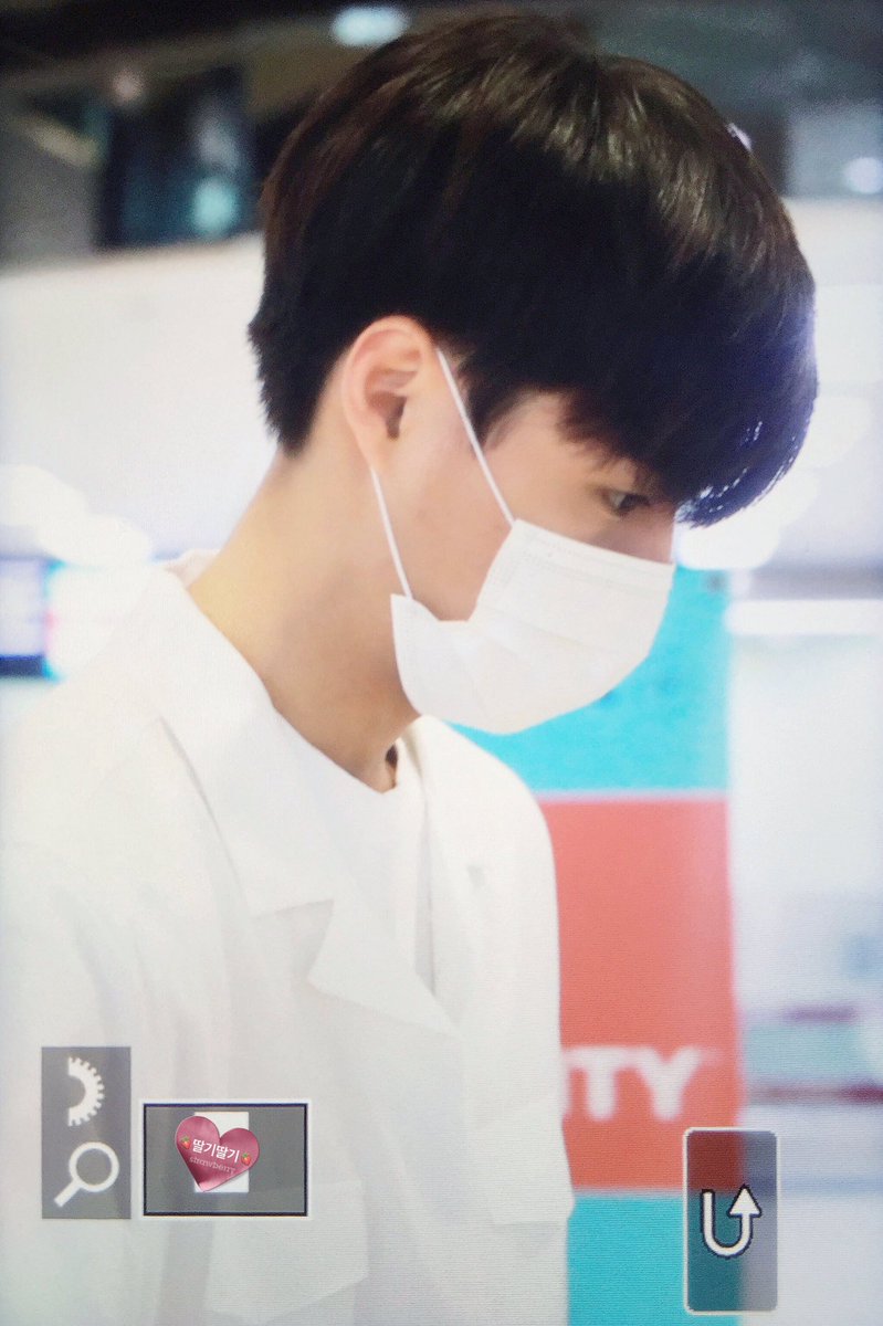 x2_strawberry's tweet photo. ☄

#로미오 #ROMEO #현경 #HYUNKYUNG 
#현종 #김현종 
@teamct_romeo 

180611 김포출국 https://t.co/k377uYvbrR