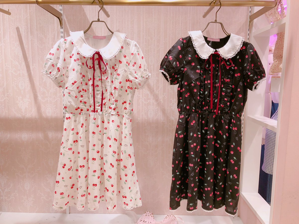 ハニーシナモン梅田est店 Pick Up 夏に着たいチェリー柄のワンピ 丸襟リボンは甘い雰囲気でガーリーに リゾートワンピはオフショルデザインで大人っぽく着ていただけます チェリーワンピース 10 000 Tax チェリー柄リゾートワンピ 10 000 ハニーシナモン梅田est店 Pick Up 夏に着たいチェリー柄のワンピ 丸襟リボンは甘い雰囲気でガーリーに リゾートワンピはオフショルデザインで大人っぽく着ていただけます チェリーワンピース 10 000 Tax チェリー柄リゾートワンピ 10 000