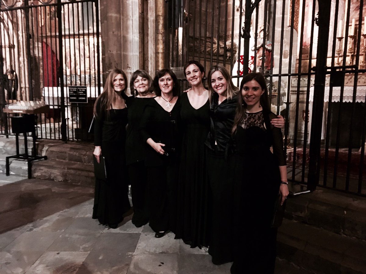 mariona_llobera's tweet photo. Quin equip! 
Les mezzos del #RequiemMozart amb @CorCatedralBcn,  @orquestraOCM sota la direcció de @SebastiaArquer
@perelluis_ https://t.co/V7SCMkfoH9