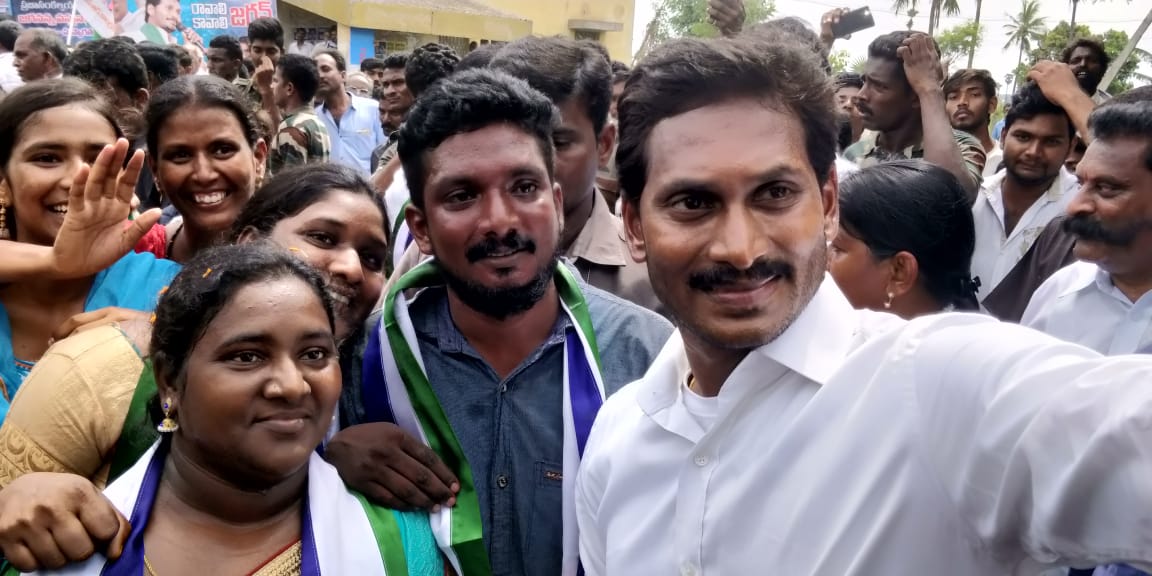 WalkWithJagan's tweet photo. The 186th day of #PrajaSankalpYatra began on Monday  YS Jagan Mohan Reddy listening the problem of people. #PrajaSankalpaYatra #JaiJagan #AndhraWantsJagan #RavaliJagan #KavaliJagan
#2300KmsOfPrajaSankalpaYatra https://t.co/g8LjzLFTrk