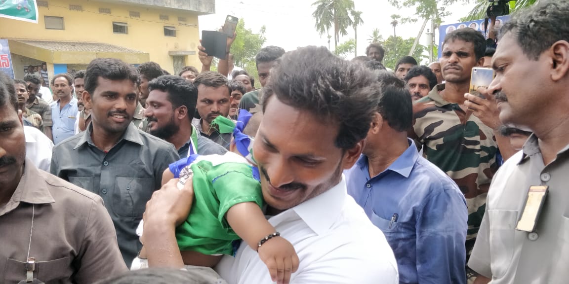 WalkWithJagan's tweet photo. The 186th day of #PrajaSankalpYatra began on Monday  YS Jagan Mohan Reddy listening the problem of people. #PrajaSankalpaYatra #JaiJagan #AndhraWantsJagan #RavaliJagan #KavaliJagan
#2300KmsOfPrajaSankalpaYatra https://t.co/g8LjzLFTrk