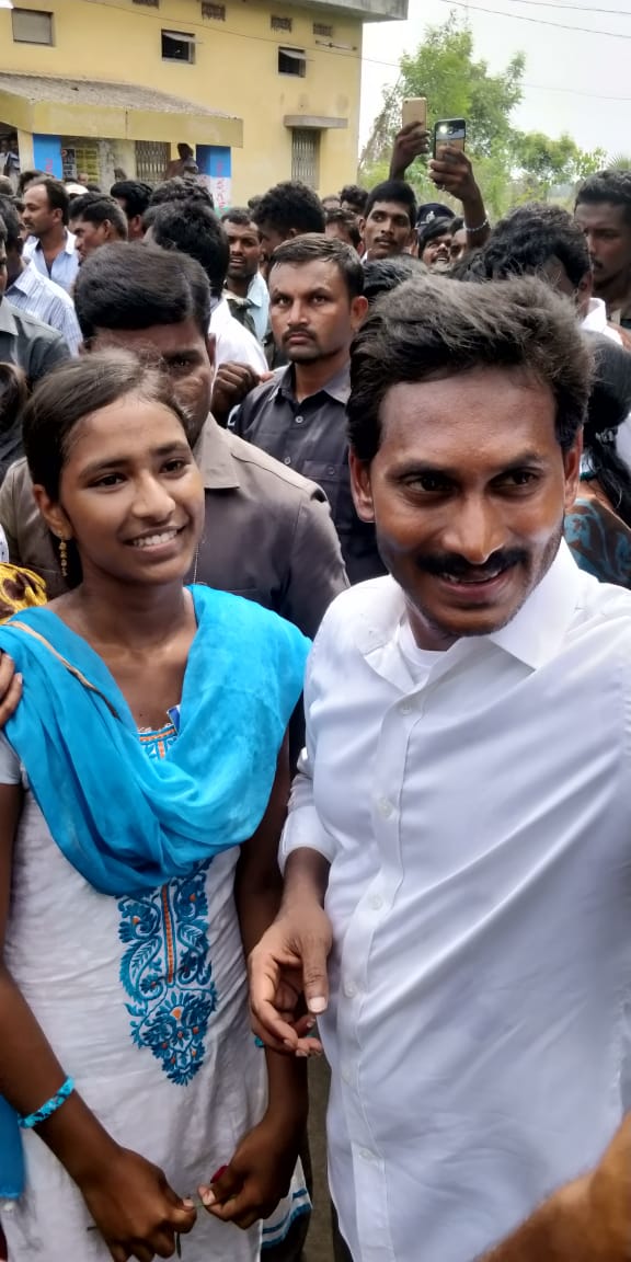 WalkWithJagan's tweet photo. The 186th day of #PrajaSankalpYatra began on Monday  YS Jagan Mohan Reddy listening the problem of people. #PrajaSankalpaYatra #JaiJagan #AndhraWantsJagan #RavaliJagan #KavaliJagan
#2300KmsOfPrajaSankalpaYatra https://t.co/g8LjzLFTrk