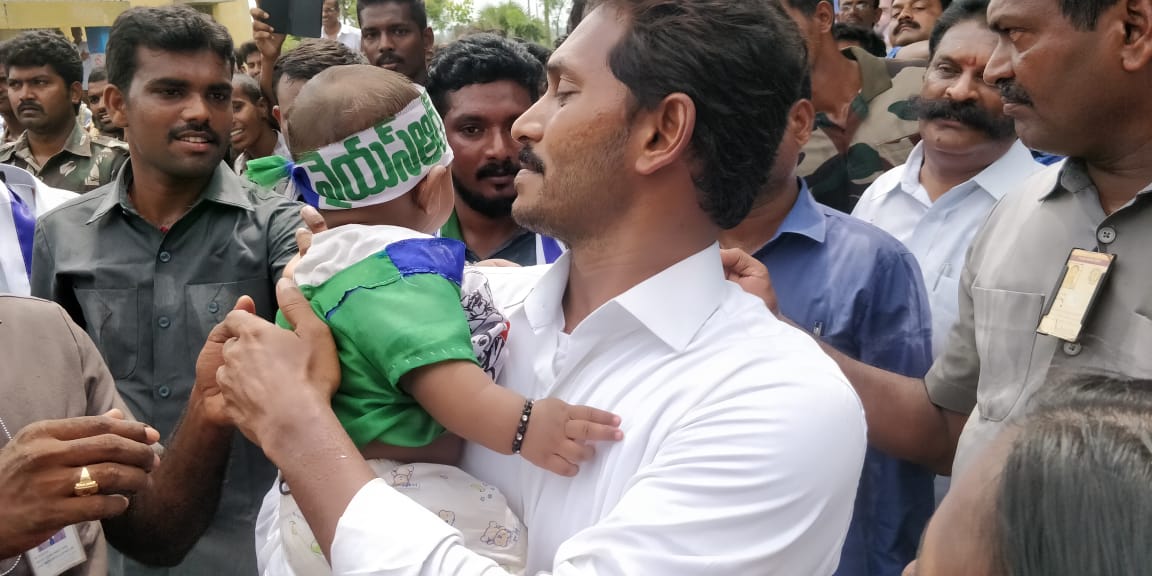 WalkWithJagan's tweet photo. The 186th day of #PrajaSankalpYatra began on Monday  YS Jagan Mohan Reddy listening the problem of people. #PrajaSankalpaYatra #JaiJagan #AndhraWantsJagan #RavaliJagan #KavaliJagan
#2300KmsOfPrajaSankalpaYatra https://t.co/g8LjzLFTrk