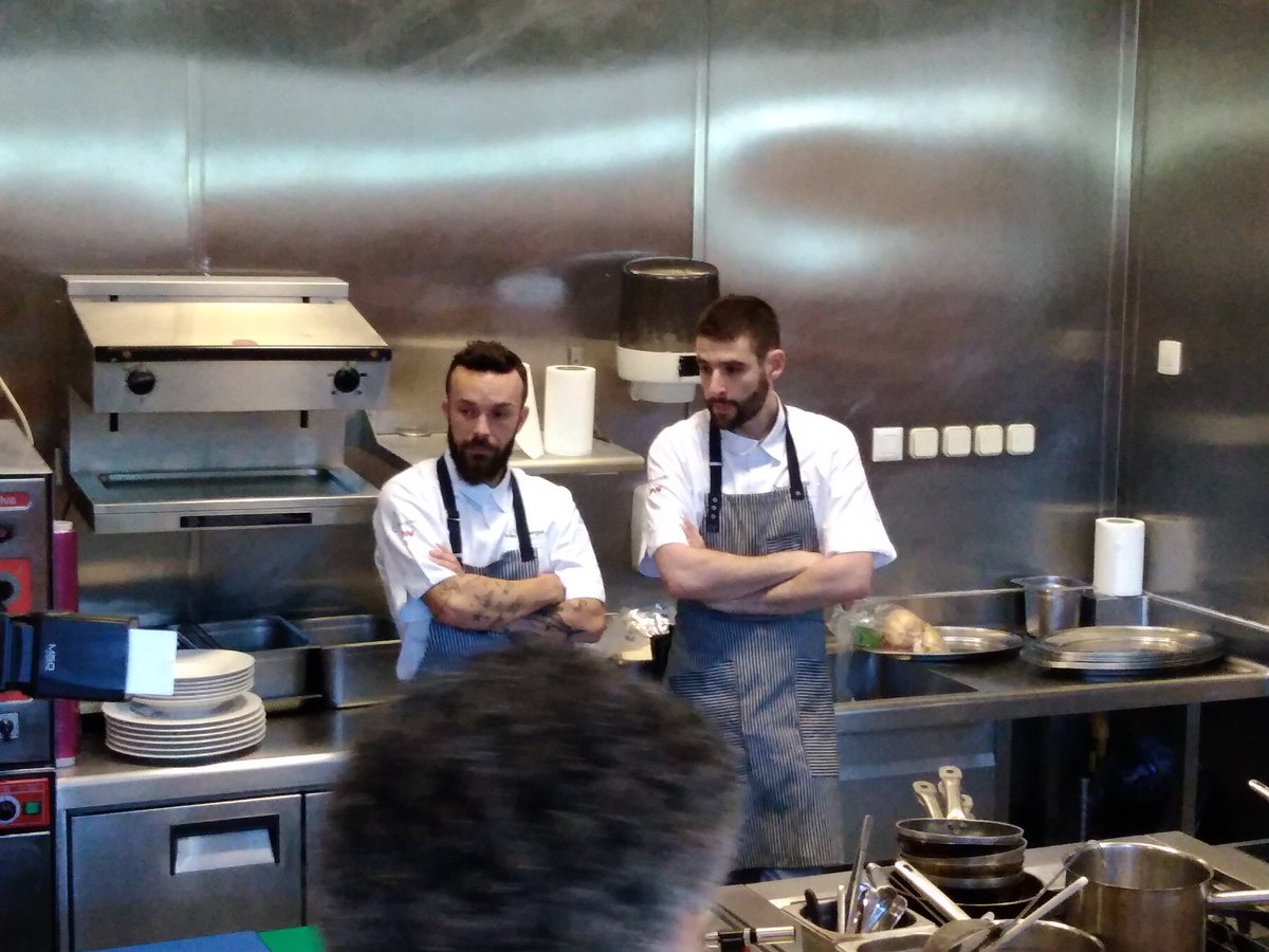 TonyoNieto's tweet photo. Hoy tenemos a  @IvanDominguez32 en el @CdTValencia en nuestras jornadas de autor. Disfrutando de Galicia en Valencia. Gracias a Iván y a Dani por hacer este gran esfuerzo para estar con nosotros. Desde Mallorca y la Coruña han tenido q desplazarse. Un placer @AlboradaGalicia https://t.co/GTQE7KYAx5