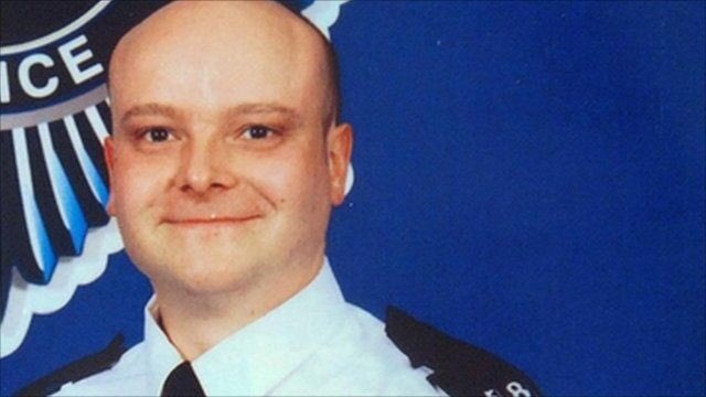 bedspolice's tweet image. Our thoughts are with the family, friends, and colleagues of PC Jon Henry who was killed in Luton while on duty 11 years ago today. We will never forget the bravest of sacrifices he made on that day.