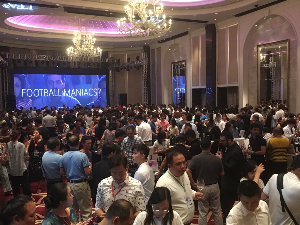ITAPechino's tweet photo. #Fullhouse #Soldout in Shenzhen 深圳🇨🇳for #Vinitaly #roadshow #Cina 1st edition. By #VeronaFiere with #ICE @ITAtradeagency powered by Pacco #China. And #tonight “I love ITAlian wines” event 🇨🇳❤️🇮🇹🍷! #Insieme si vince #Madeinitaly 🇮🇹🇮🇹🇮🇹🍾🍾🍾 https://t.co/g0eEOQDz6s