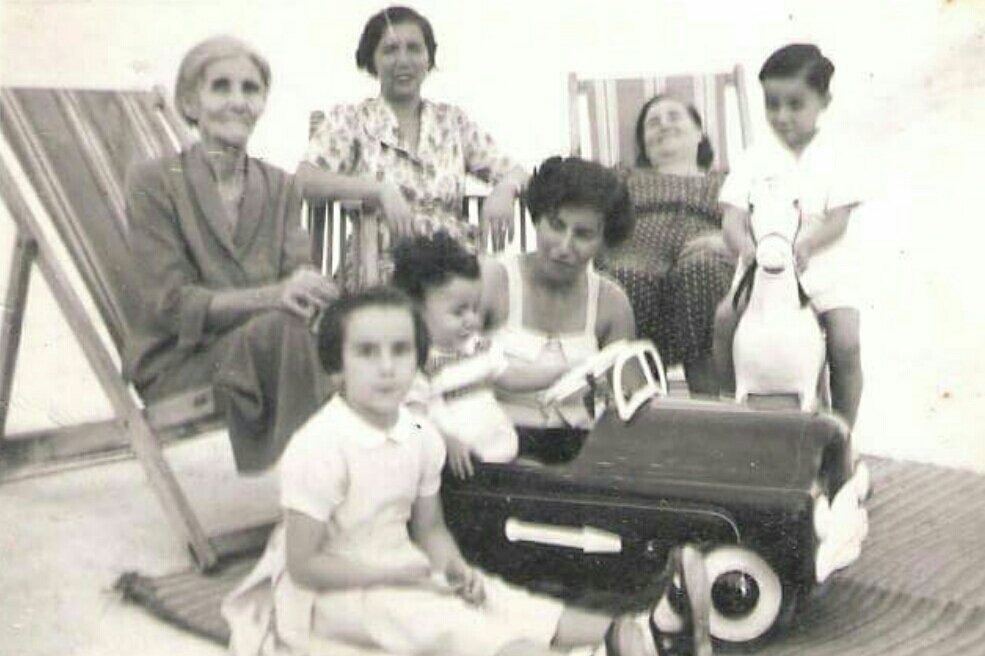 EyalDavid_mfa's tweet photo. Today, 51 years ago, my mom was rapidly forced to leave her hometown #Tripoli, #Libya following the sudden outbreak of violent riots associated with the #Sixdaywar. 17 #Jews were murdered, including the family of my mom's aunt. May their soul rest in peace.
#طرابلس #ليبيا https://t.co/MEoIc9XBRi
