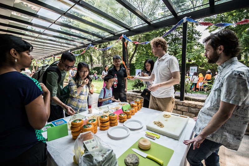 NLinChina's tweet photo. Yesterday, over 600 visitors joined us for our #OpenDay! A day filled with #sustainable #food and #fun. Thank you to all who made this possible: #Thirst, #YellowValleyCheese, #GungHo, #Farmers2Neighbours, #SharedHarvest, #Nuffic, #Bulkhouse, #GoZeroWaste. (Photos by Ricky Dong) https://t.co/YaRKaPkX8g