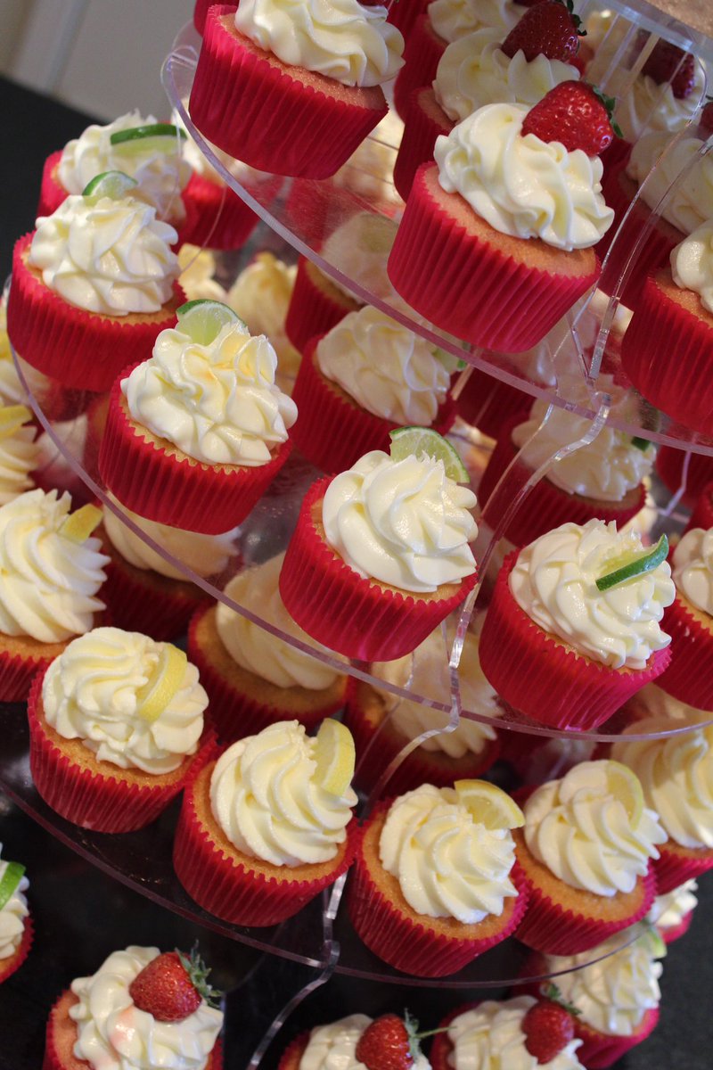 StripedApron's tweet photo. Proper grown up cupcakes - these are prosecco, gin &amp; tonic and Limoncello flavoured - yum! #cupcakes #grownupfun #prosecco #gin #limoncello #stripedapronbakery #foodporn https://t.co/6Scx6xe9WU