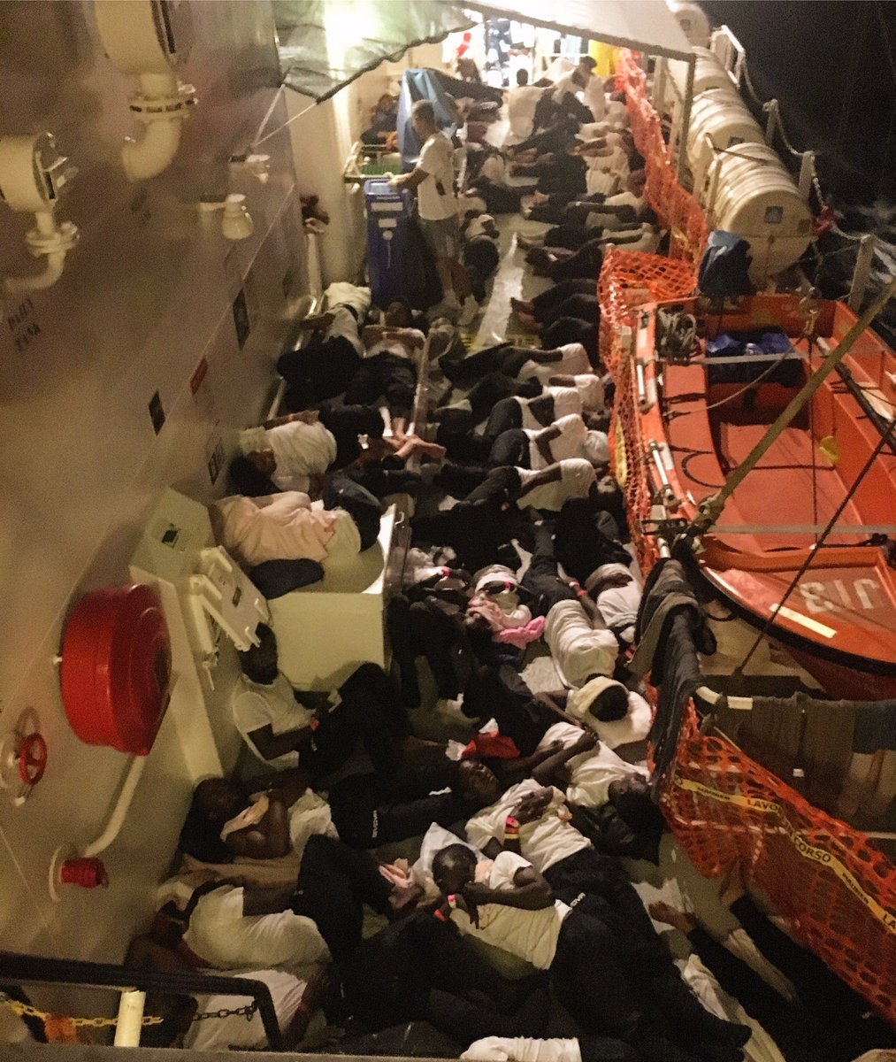 Questa foto l’ho fatta poco meno di un anno fa, di notte, in mezzo al mare, a bordo dell’Aquarius. Le persone salvate erano “solo” 418 #Aquarius