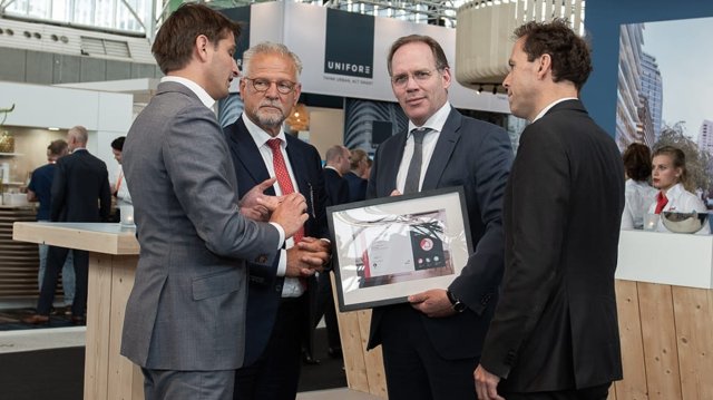 Persbericht: Stroomversnelling overhandigt <a href="/VolkerWessels/">VolkerWessels</a> certificaat #NOM Keur voor nieuwbouwconcept <a href="/MorgenWonen/">MorgenWonen</a> op de Provada bit.ly/2M3Yjig