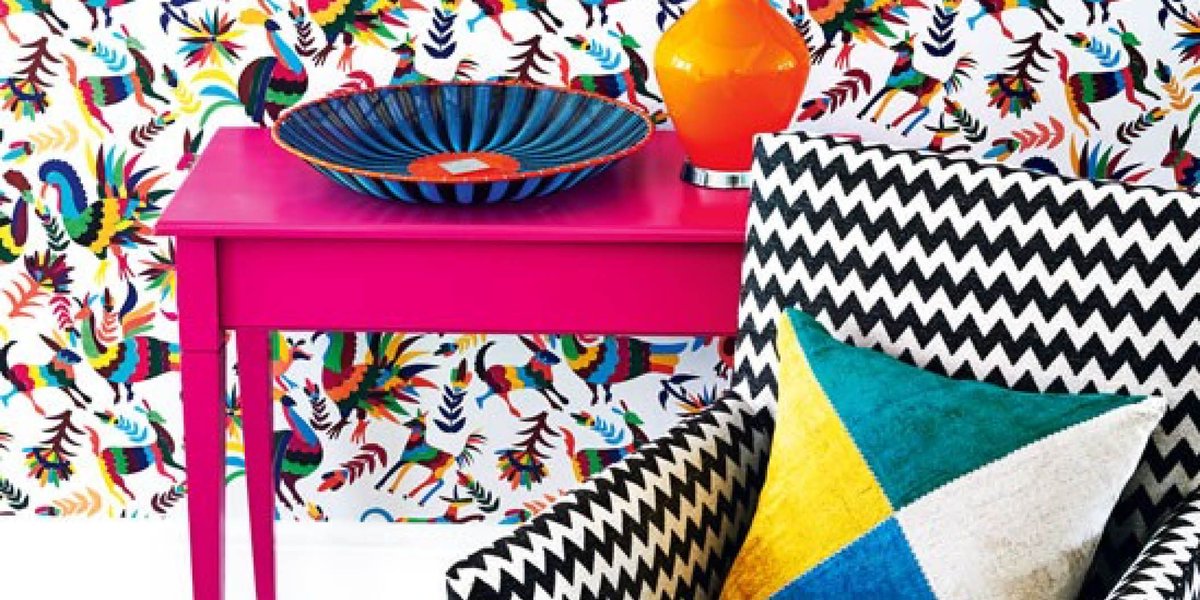 DesignerCol's tweet image. Getting clashing patterns right can be tricky. Start off with one large pattern (think a bedspread or sofa) and contrast it with another 2-4 patterns in varying scale. Make sure to carry one colour through all of the patterns, it will tie everything in together!