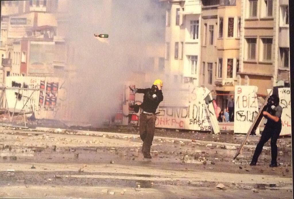 <a href="/CmrtesiAnneleri/">Cumartesi Anneleri</a> 11 Haziran 2013:
3) SDP'li bir grup sabah Meydan girişinde polise direnç gösterdi. Ardından SDP’nin Beyoğlu’ndaki il binası özel timle basılarak 70 kişi gözaltına alındı #GeziDirenişi