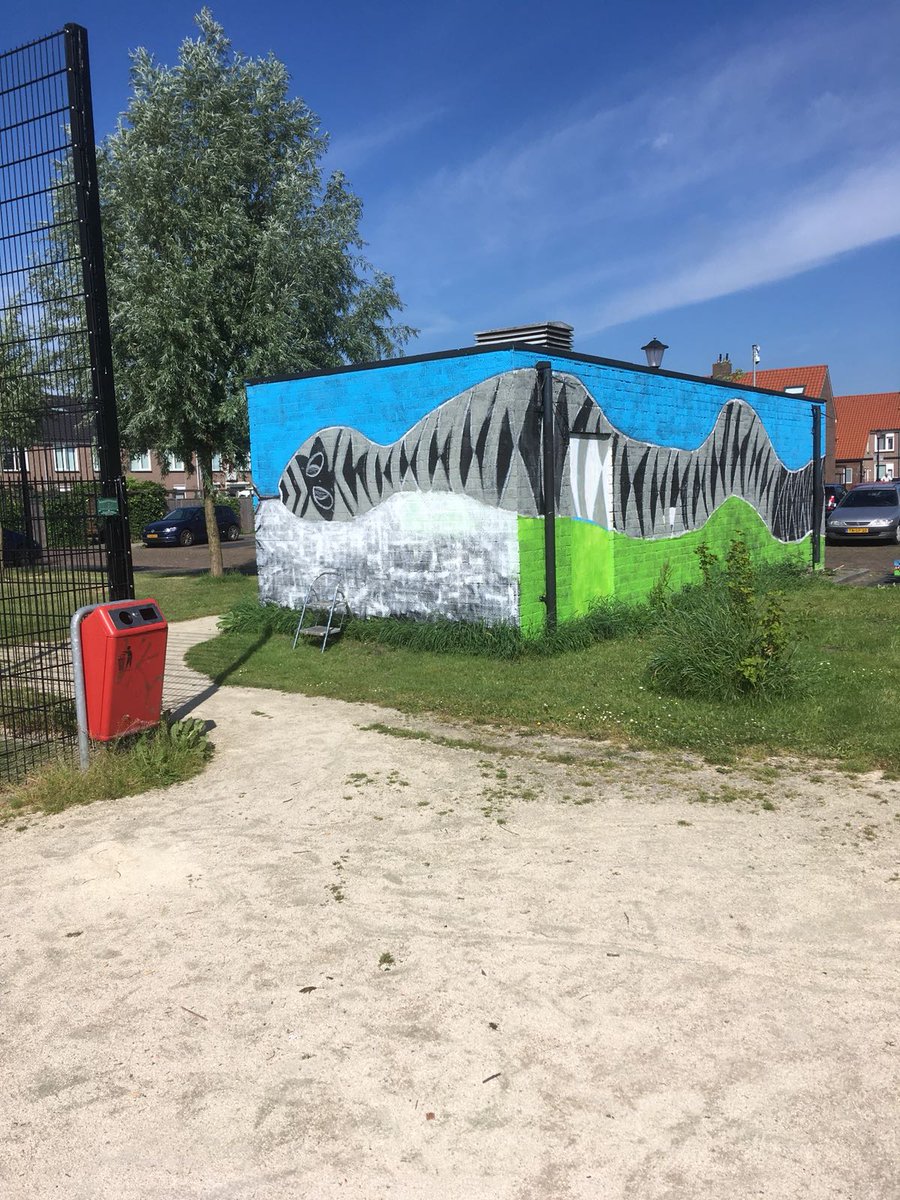 BiancOost's tweet photo. Trots op de hardwerkende burgers in de wijk nieuwstad, met elkaar verven zij het electriciteitshuisje# mooi nieuwstad https://t.co/FDKpRdJReN