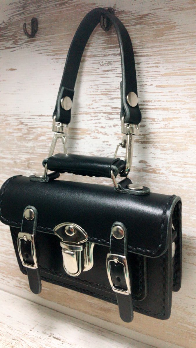 sora_leather's tweet image. 【プレゼント企画】
応援して下さる方、いつも作品を見て下さる方へ感謝の気持ちとして、学生鞄型名刺ケースを抽選で1名様にプレゼント致します・・！

応募方法等は画像をご覧下さいませ。

応募期間は6/18(月)の21:00までです(*´ω｀*)
待ちきれない方はオーダーしても良いのですよ‥(ﾆﾔﾘ