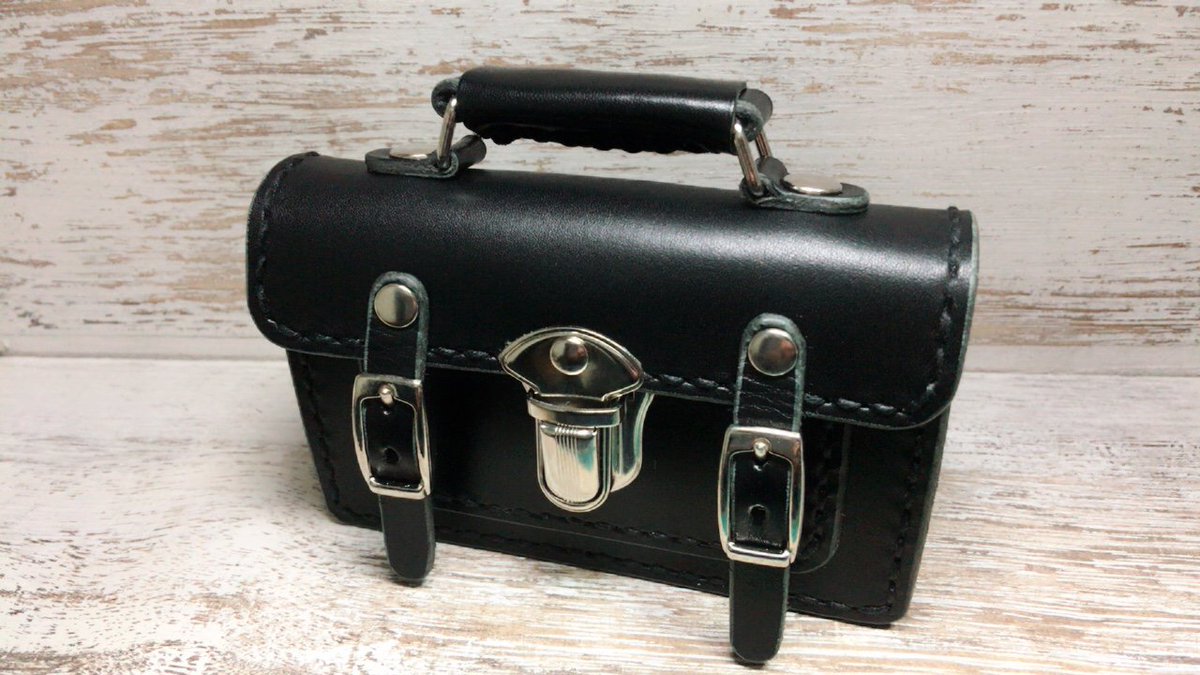 sora_leather's tweet image. 【プレゼント企画】
応援して下さる方、いつも作品を見て下さる方へ感謝の気持ちとして、学生鞄型名刺ケースを抽選で1名様にプレゼント致します・・！

応募方法等は画像をご覧下さいませ。

応募期間は6/18(月)の21:00までです(*´ω｀*)
待ちきれない方はオーダーしても良いのですよ‥(ﾆﾔﾘ