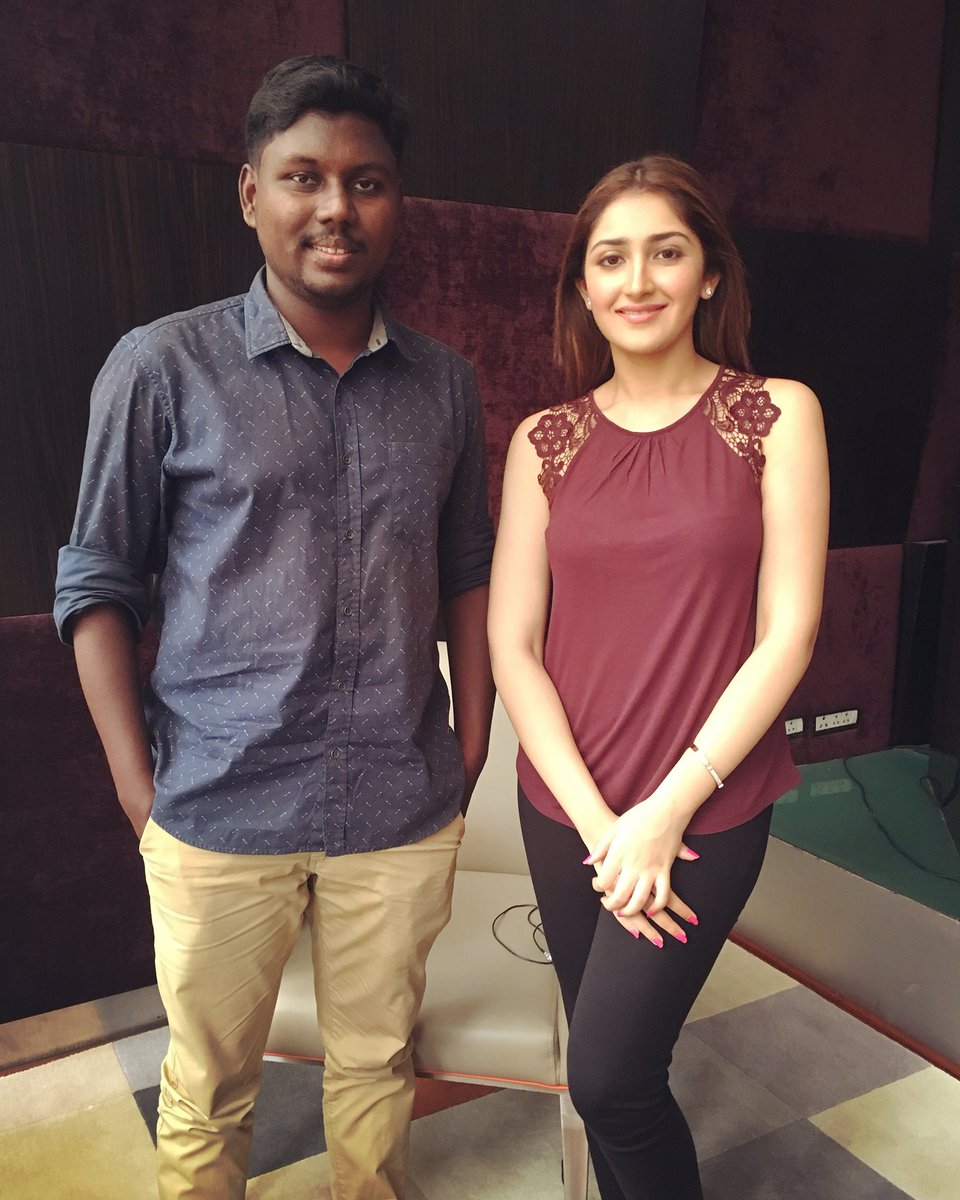 JEYMJKRISHNA's tweet photo. Had a great time interviewing @sayyeshaa .. she has back to back Tamil films #kadaikuttisingam &amp; #Ghajnikanth .. it’s easy to turn into Tirunelveli girl Cox I dress modern but inside I’m a pure Indian orthodox girl, said Sayyesha https://t.co/enZR9HhlOI