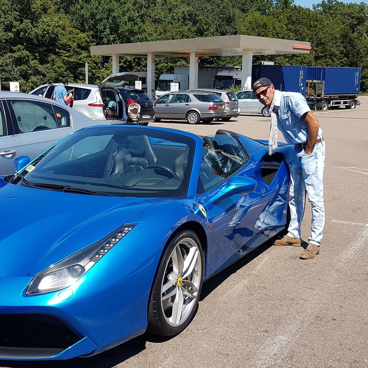 RoodenDe's tweet photo. The dreamcar #selfiewithaBitCar https://t.co/gPEOKGUFpv