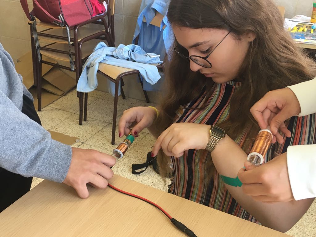 OmsidePrat's tweet photo. Tocs de Llum avança amb èxit. Des de l'@OmsidePrat estem encantats de col·laborar amb ICFO! #pilotafotonica #omsideprat #projectesmultidisciplinars #aprenemjugant @PedreraFundacio https://t.co/OceuhXK15Q