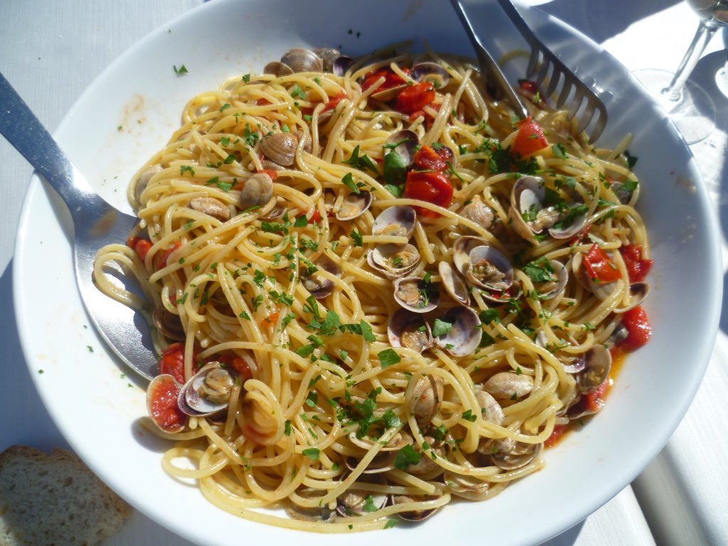 AbsoluteAbruzzo's tweet photo. Spaghetti alle vongole. Lunch in Abruzzo. Come to the real Italy! https://t.co/WLq16NYD0W #absolutelyabruzzo #abruzzogram #instabruzzo #slowfoodabruzzo #iloveabruzzo #iloveseafood #livelikealocalabruzzo #myabruzzoheritage #abruzzi #abruzzo #italianamerican #spaghetti #pasta #yum https://t.co/2G0wpzjH1C