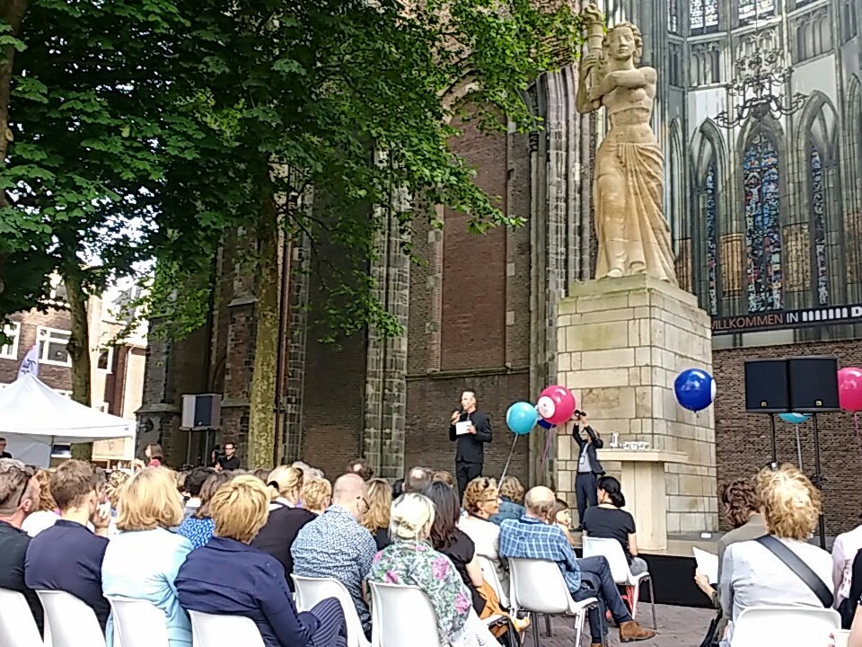 WouterHijweege's tweet photo. Met @JaapBerends  en nog 700 op de #socialetop op domplein Utrecht. https://t.co/eol4LZAvUy